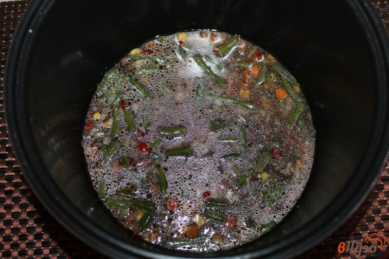 Фото приготовление рецепта: Рис в мультиварке с овощами и соевым соусом шаг №4