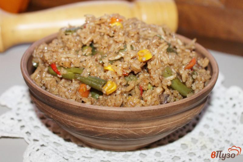 Фото приготовление рецепта: Рис в мультиварке с овощами и соевым соусом шаг №5