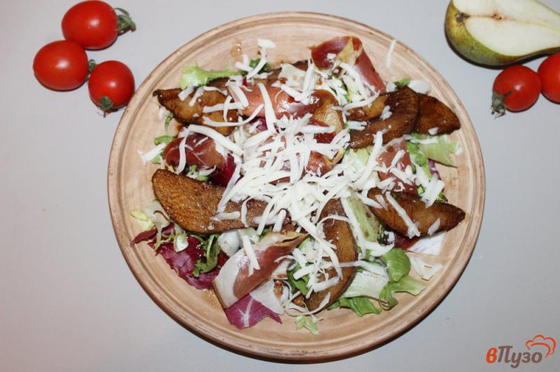 Фото приготовление рецепта: Салат с грушей и хамоном шаг №7