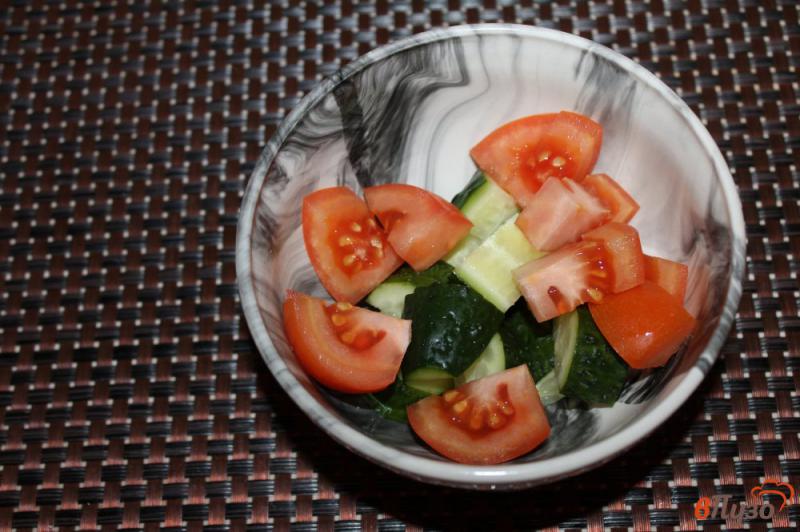 Фото приготовление рецепта: Весенний овощной салат с зеленью маслинами и луком шаг №2