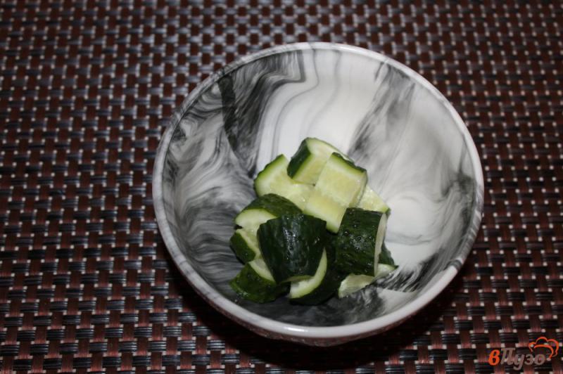 Фото приготовление рецепта: Весенний овощной салат с зеленью маслинами и луком шаг №1