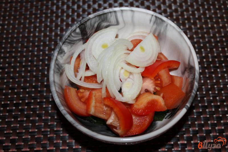 Фото приготовление рецепта: Весенний овощной салат с зеленью маслинами и луком шаг №3