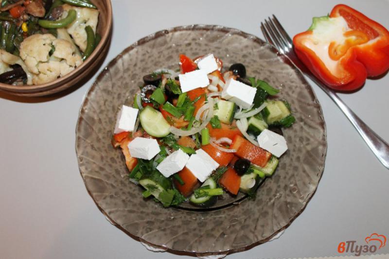 Фото приготовление рецепта: Весенний овощной салат с зеленью маслинами и луком шаг №5