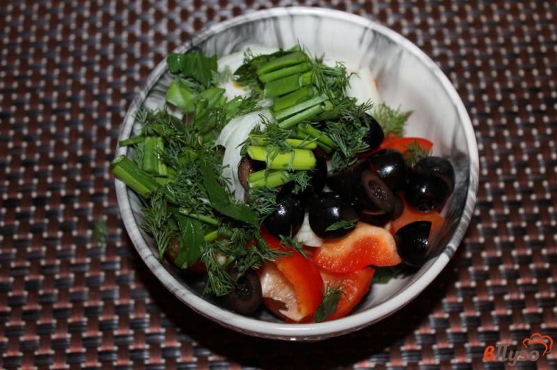 Фото приготовление рецепта: Весенний овощной салат с зеленью маслинами и луком шаг №4
