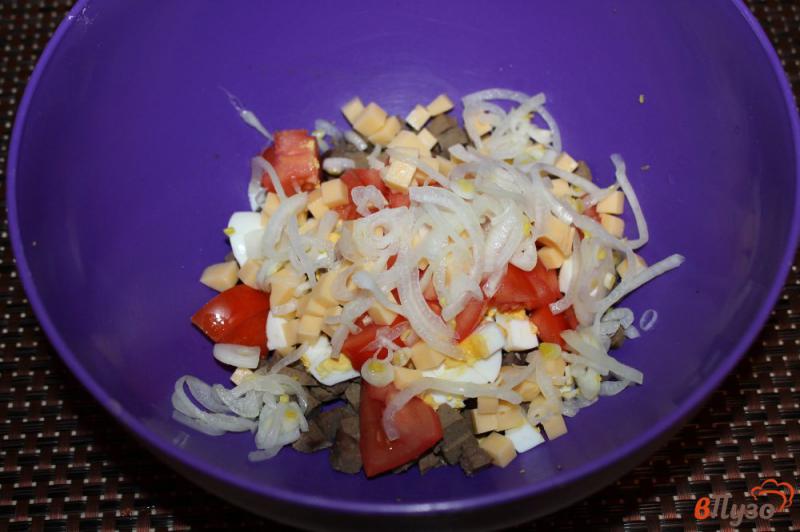 Фото приготовление рецепта: Салат из отварной свиной печени, яиц и помидоров шаг №4