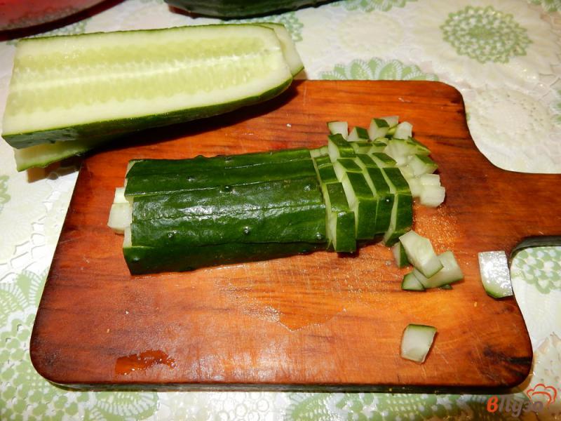 Фото приготовление рецепта: Салат с крабовыми палочками и сыром шаг №4