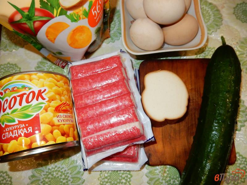 Фото приготовление рецепта: Салат с крабовыми палочками и сыром шаг №1