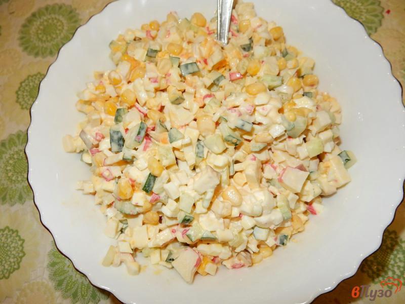 Фото приготовление рецепта: Салат с крабовыми палочками и сыром шаг №8