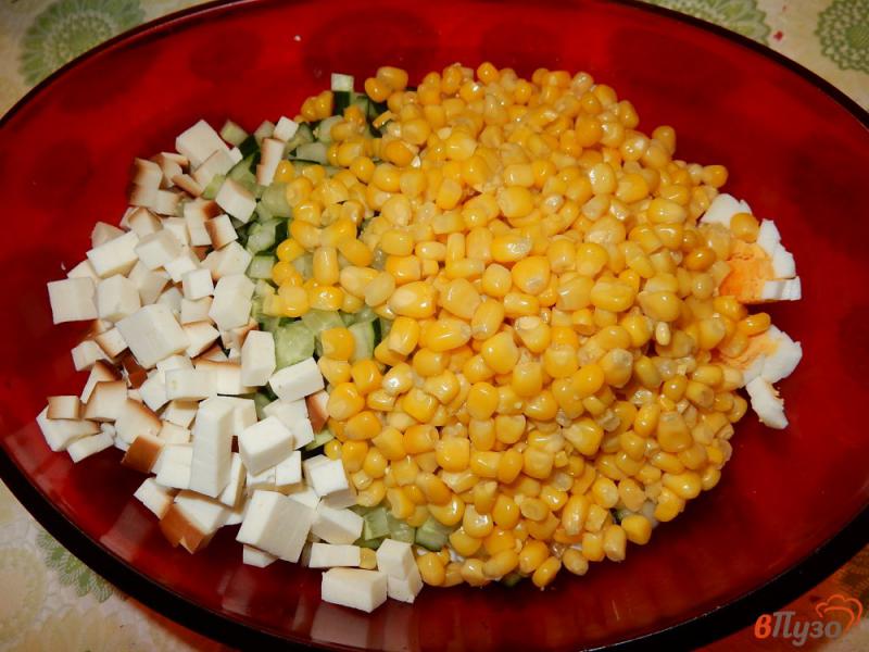 Фото приготовление рецепта: Салат с крабовыми палочками и сыром шаг №6