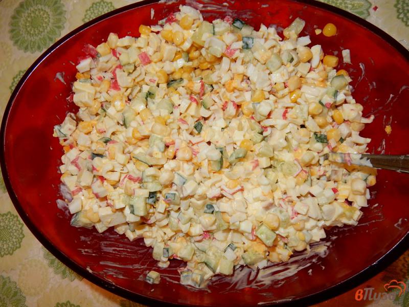 Фото приготовление рецепта: Салат с крабовыми палочками и сыром шаг №7