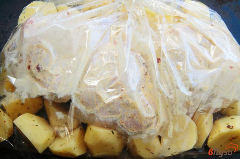 Фото приготовление рецепта: Бедрышки с картофелем в пакете для запекания шаг №6