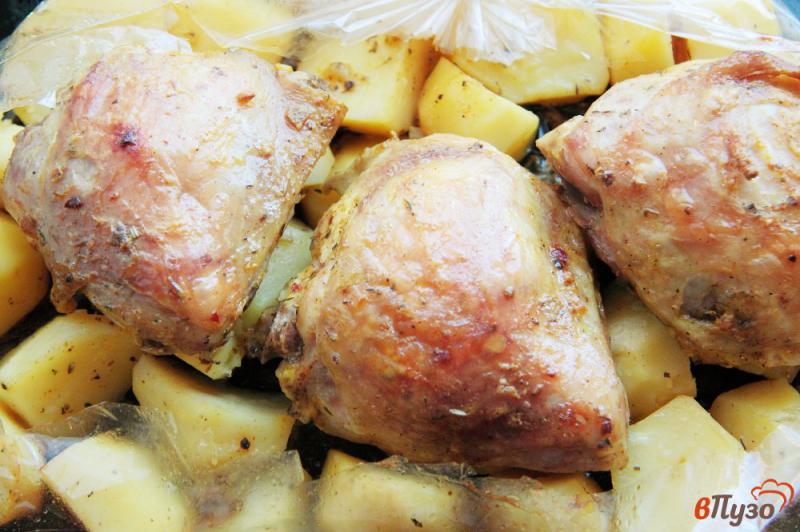 Фото приготовление рецепта: Бедрышки с картофелем в пакете для запекания шаг №7