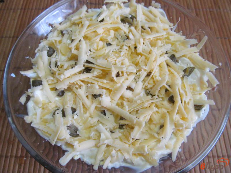 Фото приготовление рецепта: Селедка под шубой с каперсами и сыром шаг №6
