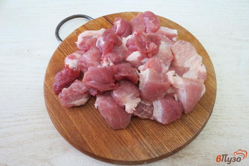 Фото приготовление рецепта: Свинина с маслятами в сливках шаг №2