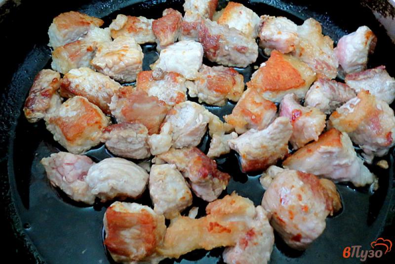 Фото приготовление рецепта: Свинина с маслятами в сливках шаг №4