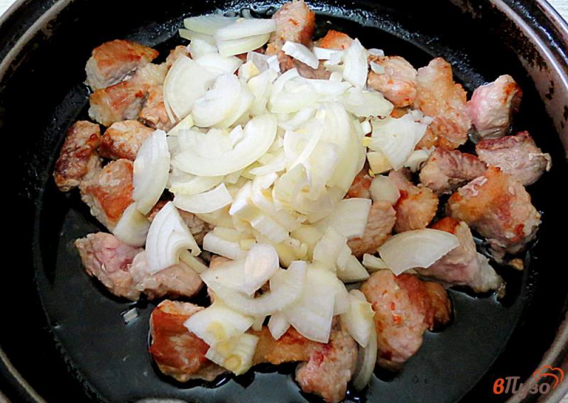 Фото приготовление рецепта: Свинина с маслятами в сливках шаг №5