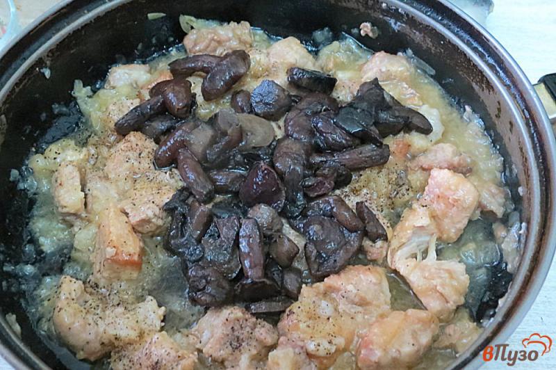 Фото приготовление рецепта: Свинина с маслятами в сливках шаг №8