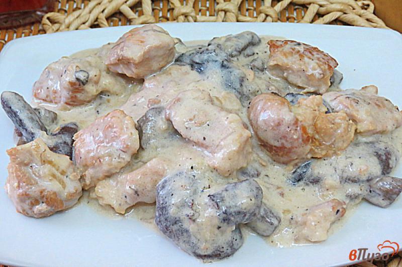 Фото приготовление рецепта: Свинина с маслятами в сливках шаг №10