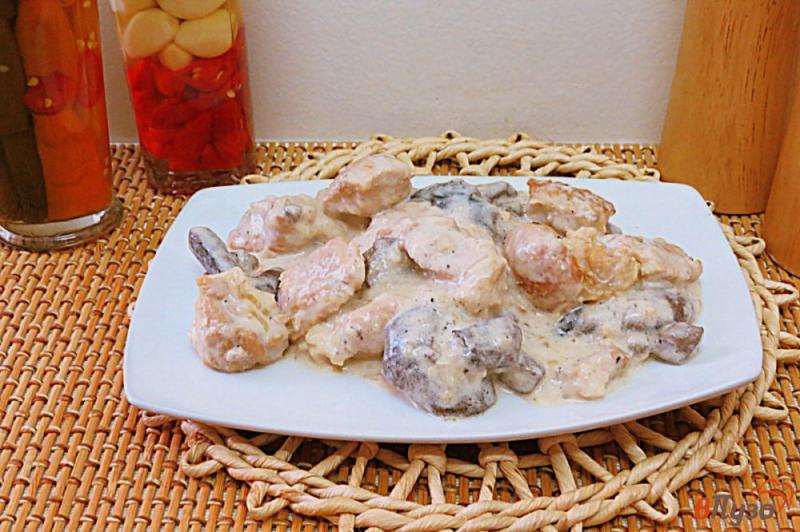 Фото приготовление рецепта: Свинина с маслятами в сливках шаг №11