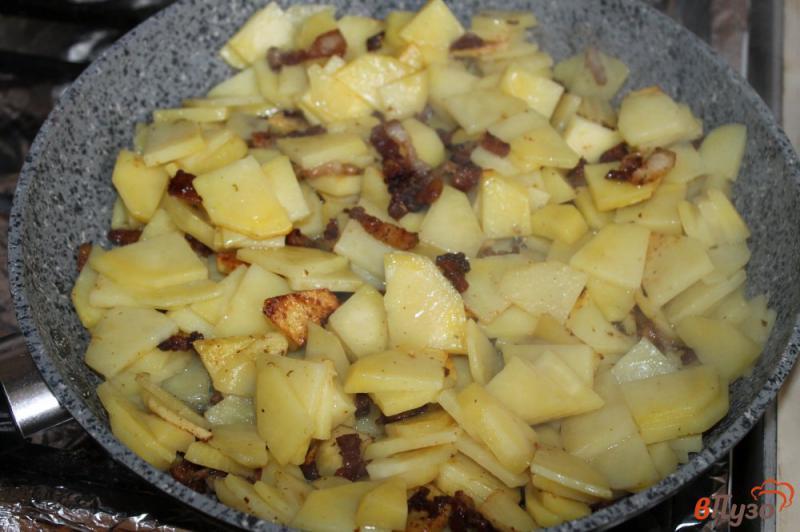 Фото приготовление рецепта: Жареный картофель на маринованном сале с луком шаг №4