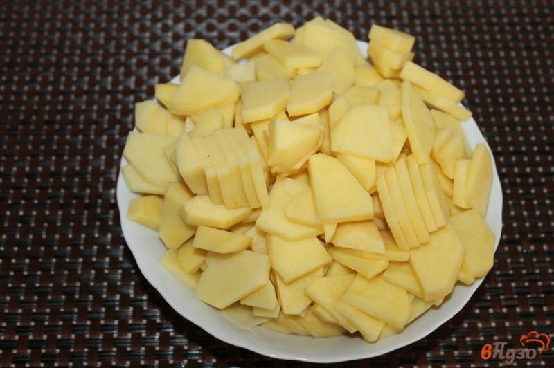 Фото приготовление рецепта: Жареный картофель на маринованном сале с луком шаг №2