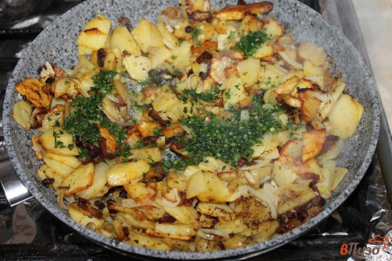 Фото приготовление рецепта: Жареный картофель на маринованном сале с луком шаг №6