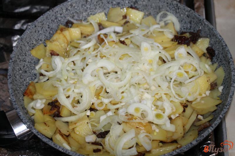 Фото приготовление рецепта: Жареный картофель на маринованном сале с луком шаг №5
