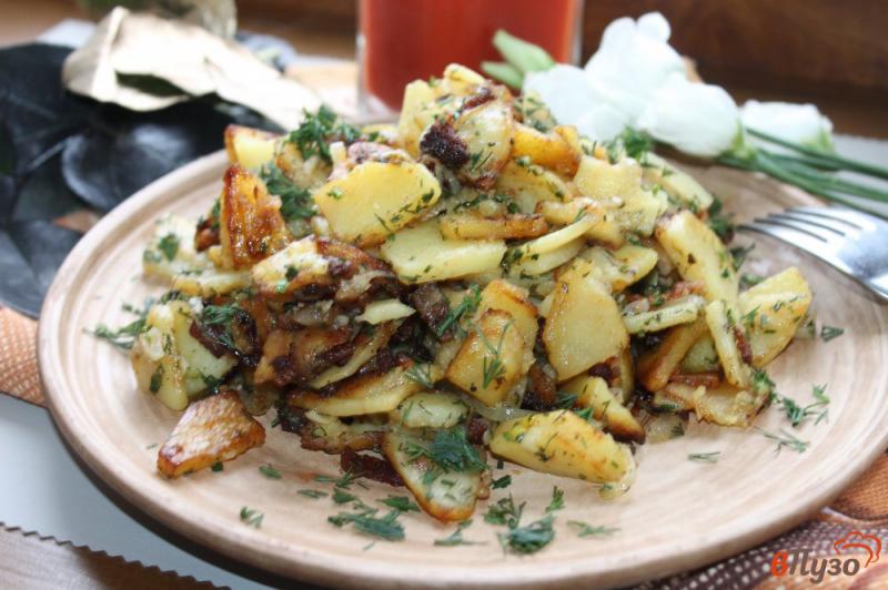 Фото приготовление рецепта: Жареный картофель на маринованном сале с луком шаг №7