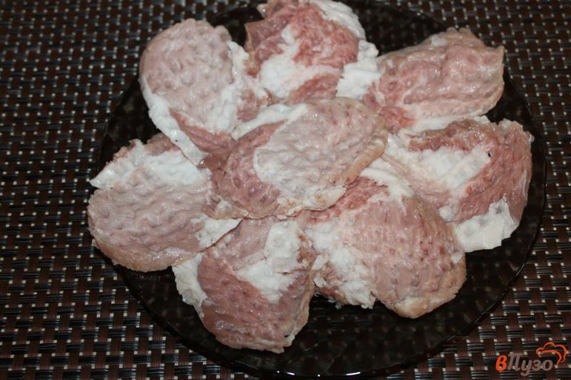 Фото приготовление рецепта: Отбивные из свинины маринованные в соевом соусе шаг №2