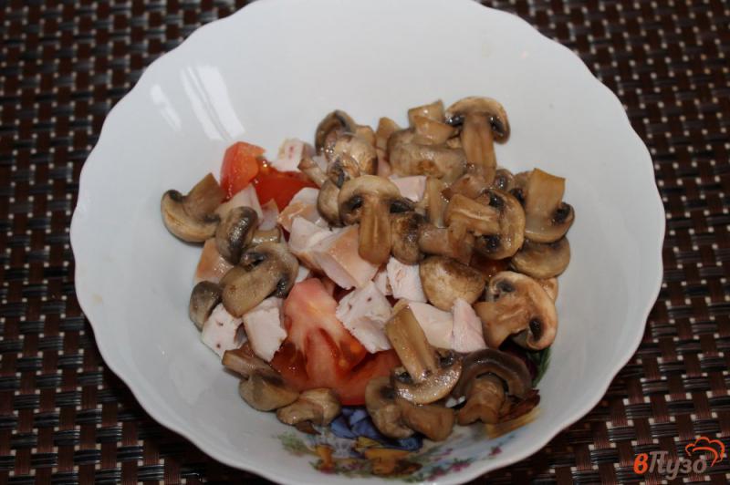 Фото приготовление рецепта: Помидорный салат с фетой и копченой куриной грудкой шаг №3