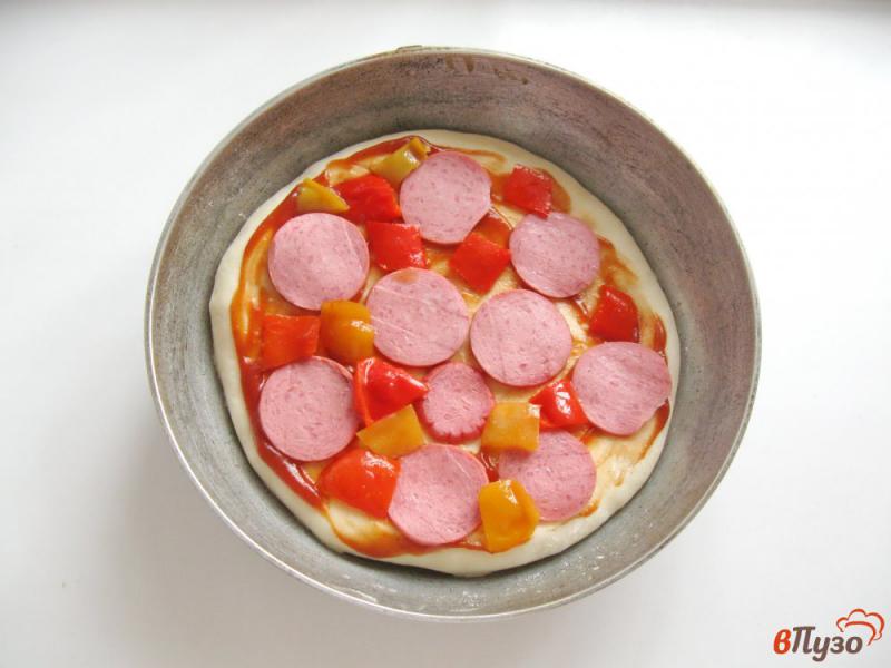 Фото приготовление рецепта: Пицца с болгарским перцем и колбасой шаг №6