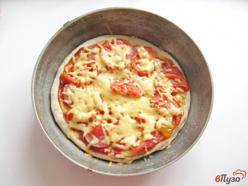 Фото приготовление рецепта: Пицца с болгарским перцем и колбасой шаг №9