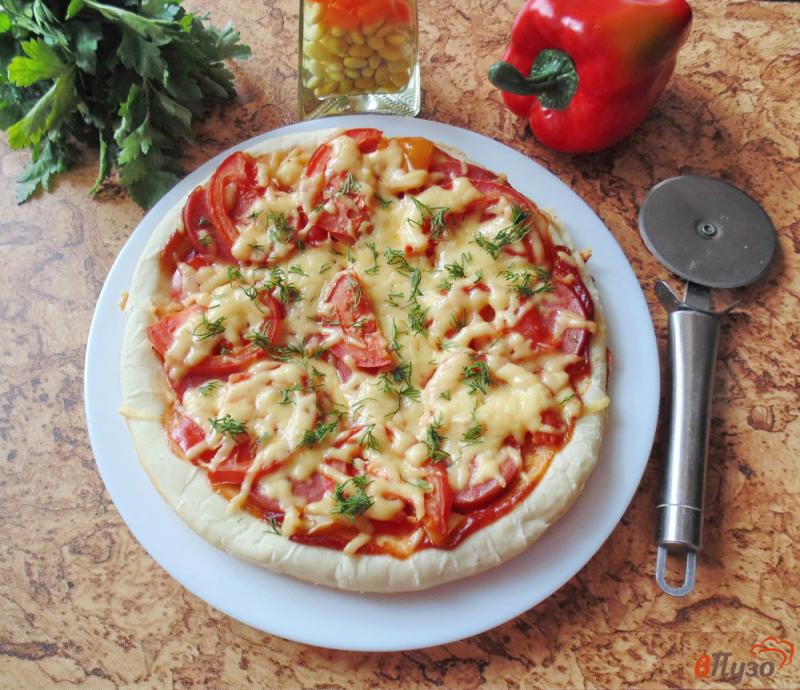 Фото приготовление рецепта: Пицца с болгарским перцем и колбасой шаг №10