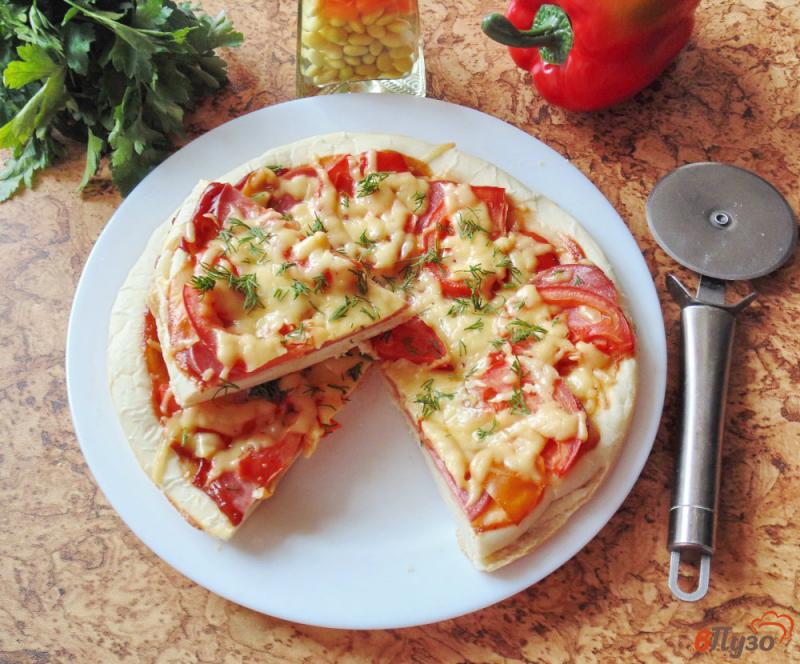 Фото приготовление рецепта: Пицца с болгарским перцем и колбасой шаг №11