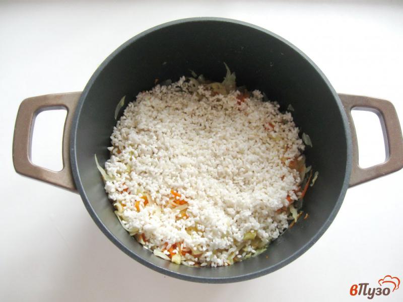 Фото приготовление рецепта: Рис с овощами и сосисками шаг №3