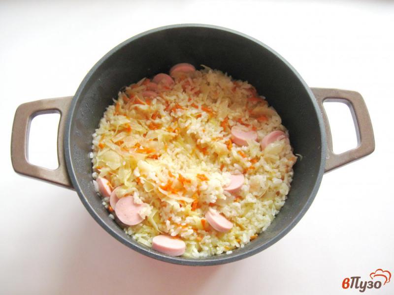 Фото приготовление рецепта: Рис с овощами и сосисками шаг №6