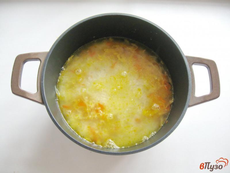 Фото приготовление рецепта: Рис с овощами и сосисками шаг №4