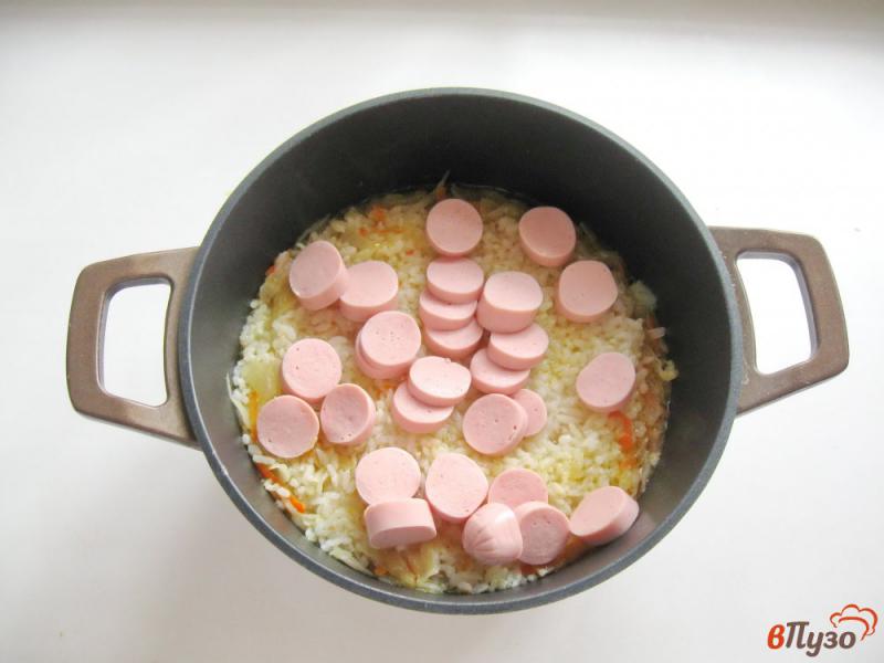 Фото приготовление рецепта: Рис с овощами и сосисками шаг №5