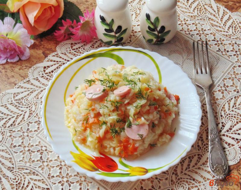 Фото приготовление рецепта: Рис с овощами и сосисками шаг №7