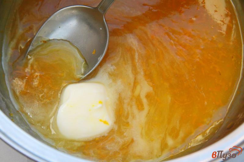 Фото приготовление рецепта: Апельсиновый соус к оладьям, блинчикам или сырникам шаг №4