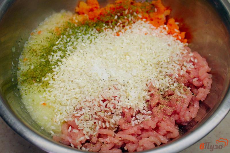 Фото приготовление рецепта: Сладкий перец с индюшатиной и рисом в духовке шаг №2
