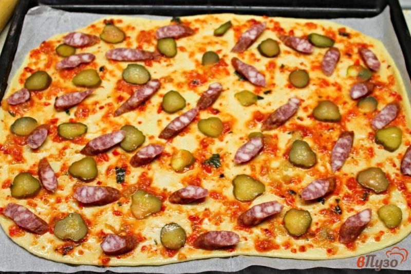 Фото приготовление рецепта: Пицца с охотничьими колбасками и соленым огурцом шаг №6