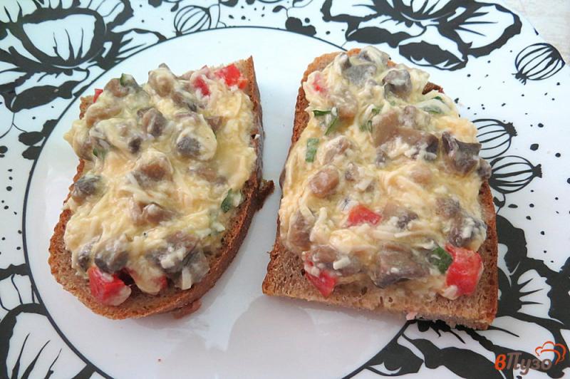 Фото приготовление рецепта: Горячие бутерброды с маринованными грибами шаг №9