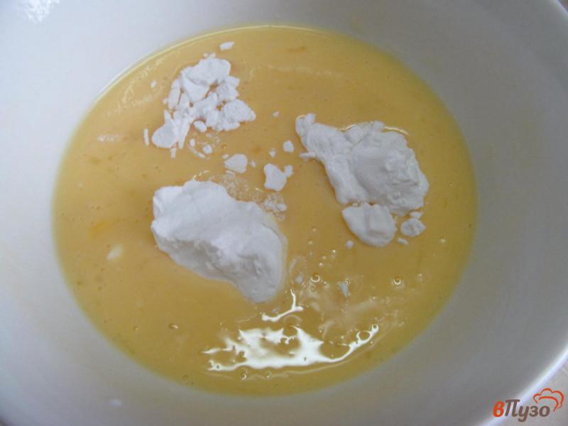 Фото приготовление рецепта: Яичные блинчики с начинкой из крабовых палочек шаг №2