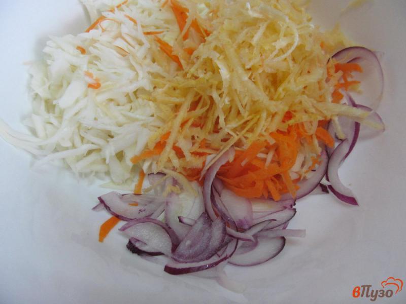 Фото приготовление рецепта: Капустный салат с огурцом и репой шаг №2