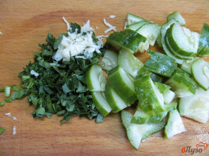 Фото приготовление рецепта: Капустный салат с огурцом и репой шаг №3