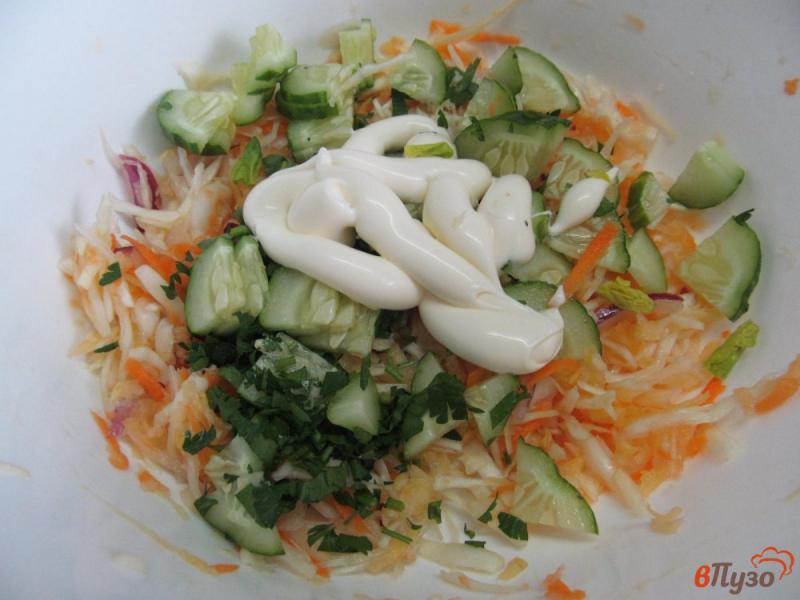 Фото приготовление рецепта: Капустный салат с огурцом и репой шаг №4
