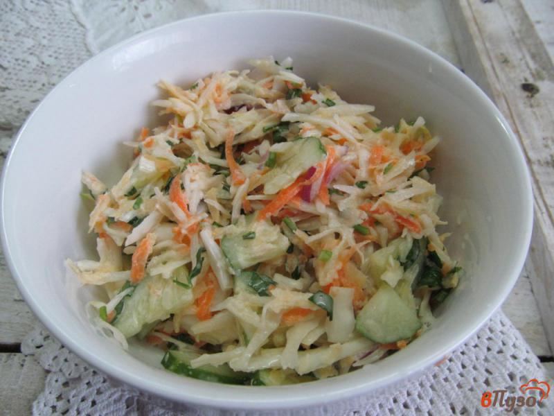 Фото приготовление рецепта: Капустный салат с огурцом и репой шаг №5