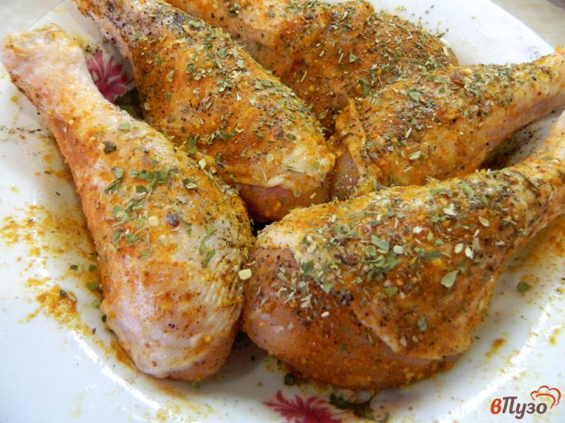 Фото приготовление рецепта: Куриные ножки с травами в сметанном соусе шаг №2