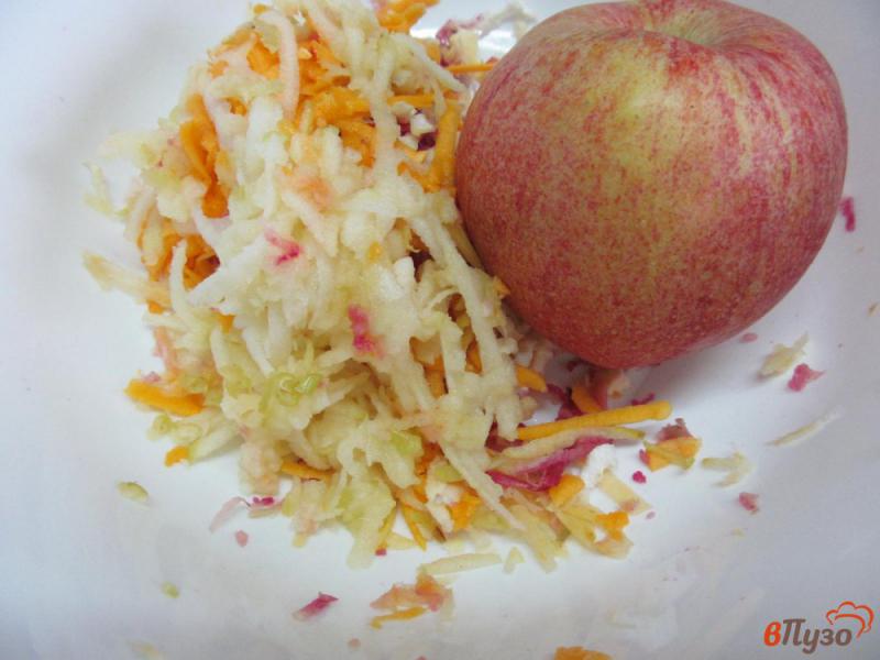 Фото приготовление рецепта: Овощной зимний салат с тыквой редькой и яблоком шаг №5